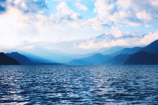 Vue panoramique du lac sur les montagnes.