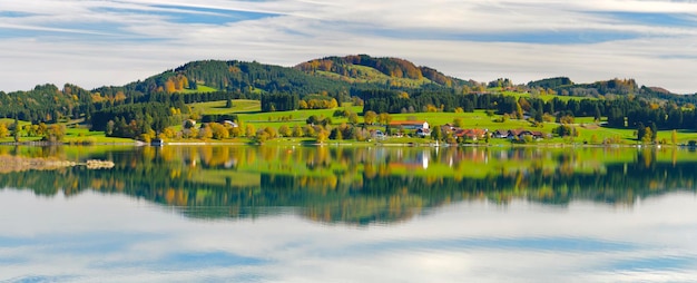 Vue panoramique du lac par les arbres contre le ciel