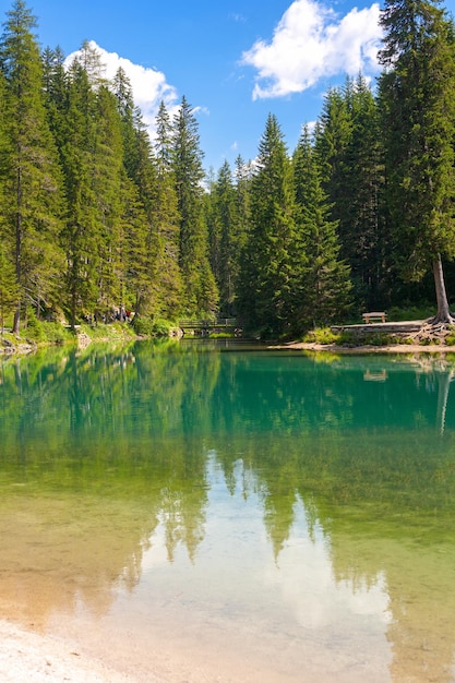 Photo vue panoramique du lac par les arbres contre le ciel