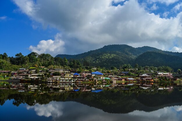 Vue panoramique du lac par les bâtiments contre le ciel