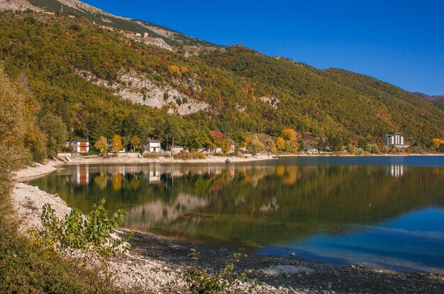 Photo vue panoramique du lac par les bâtiments contre le ciel