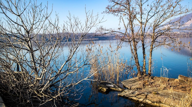 Vue Panoramique Du Lac Par Des Bâtiments Contre Le Ciel.