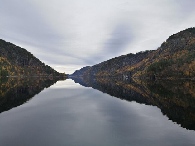 Photo vue panoramique du lac par la montagne contre le ciel