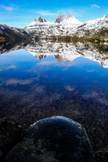 Photo vue panoramique du lac par une montagne enneigée contre le ciel