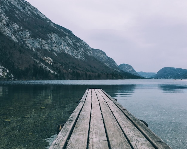 Vue panoramique du lac par les montagnes contre le ciel