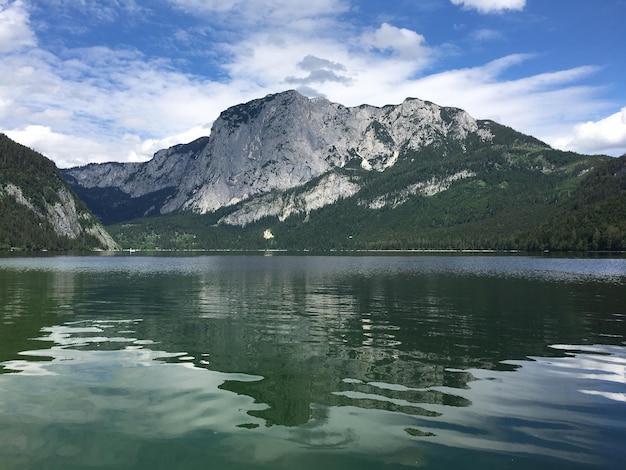 Photo vue panoramique du lac par les montagnes contre le ciel