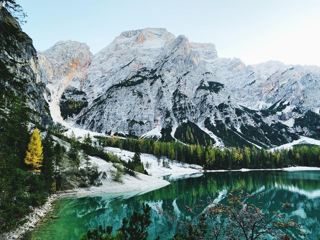 Vue panoramique du lac par les montagnes contre le ciel