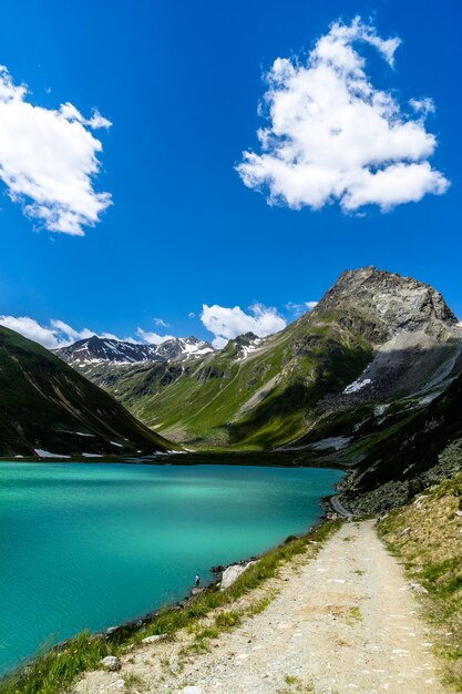 Photo vue panoramique du lac par les montagnes contre le ciel