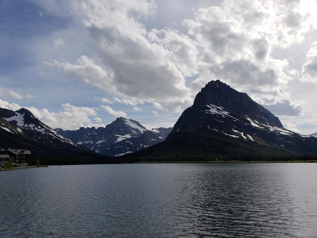 Photo vue panoramique du lac par les montagnes contre le ciel