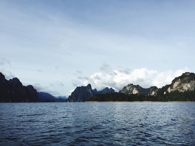 Vue panoramique du lac par les montagnes contre le ciel