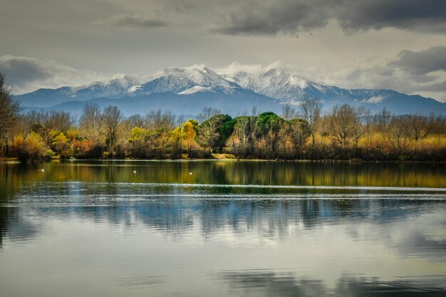 Vue panoramique du lac par les montagnes contre le ciel