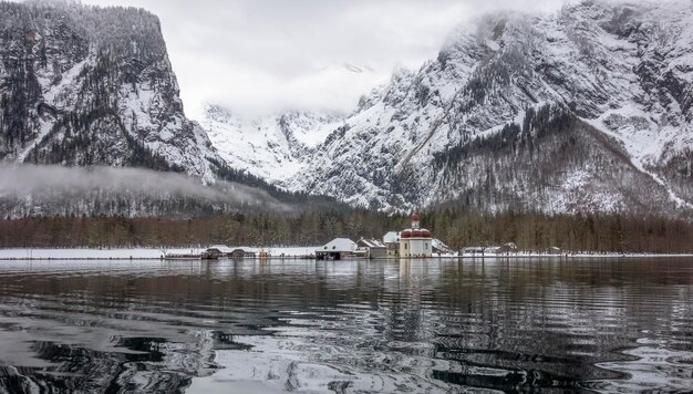 Photo vue panoramique du lac par les montagnes enneigées contre le ciel