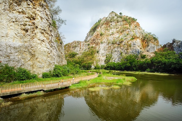 Vue panoramique du lac par les montagnes