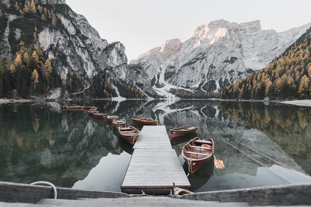 Vue panoramique du lac par les montagnes