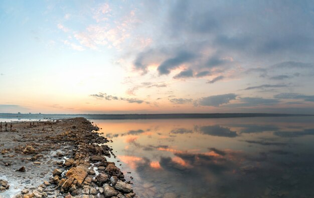 Vue panoramique du lac salé au coucher du soleil