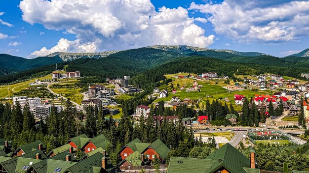 Vue panoramique du lieu touristique idyllique de grande hauteur journée d'été ensoleillée à Bukovel Carpates