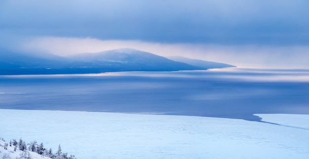 Vue panoramique du magnifique paysage marin d'hiver Bord de mer couvert de glace et eau non gelée Banquises sur la côte Paysage avec côte de la mer Temps froid Nature nordique rude Voyage vers le Grand Nord