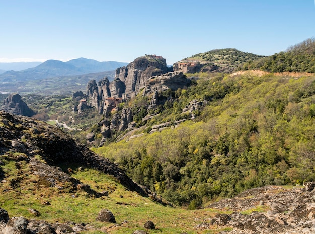 Vue panoramique du monastère dans les montagnes Meteora en Grèce