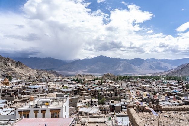 Photo vue panoramique du monastère de lamayuru à ladakh, en inde.