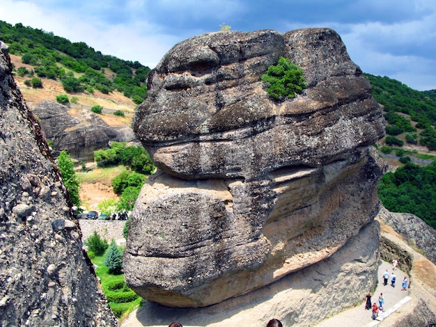 Vue panoramique du monastère de la Sainte Trinité des Météores en Grèce haut dans les montagnes. Paysage insolite