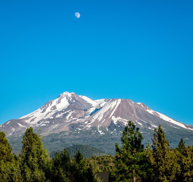 Photo vue panoramique du mont shasta sur un ciel bleu clair