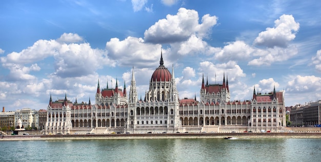 Vue panoramique du Parlement à Budapest, Hongrie