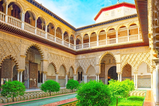 Vue panoramique du patio intérieur- Maidens Courtyard ( Patio De Las Doncellas) de l'Alcazar Royal de Séville.