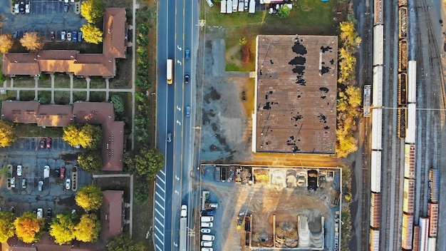 Vue panoramique du paysage d'automne sur un petit complexe d'appartements américain de banlieue typique près de la roa