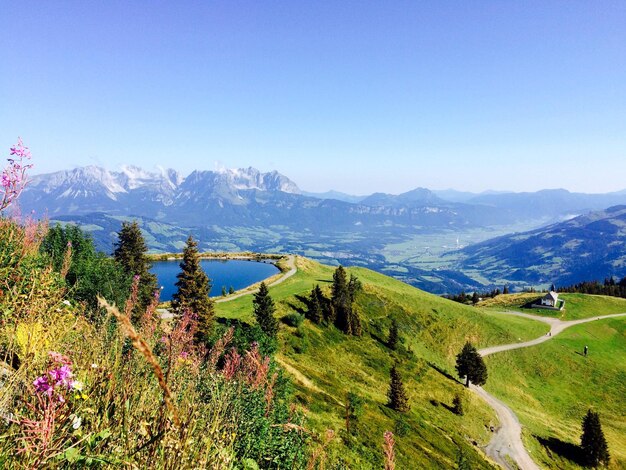 Vue panoramique du paysage sur un ciel bleu clair