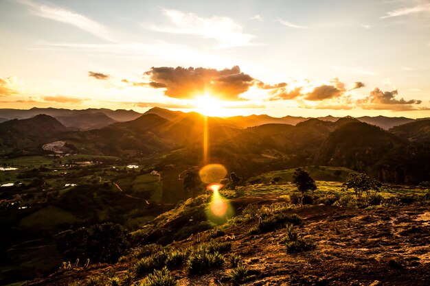 Vue panoramique du paysage contre le ciel au coucher du soleil