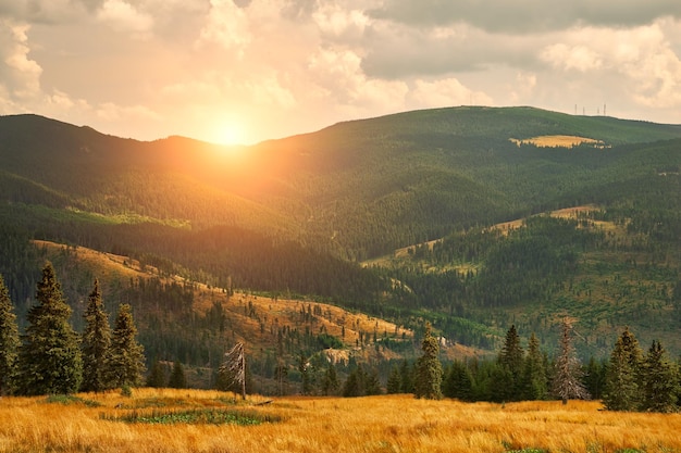 Vue panoramique du paysage contre le ciel au coucher du soleil