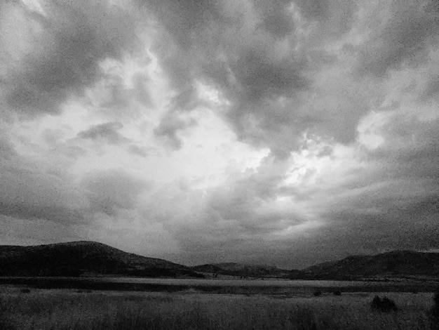 Vue panoramique du paysage contre un ciel nuageux