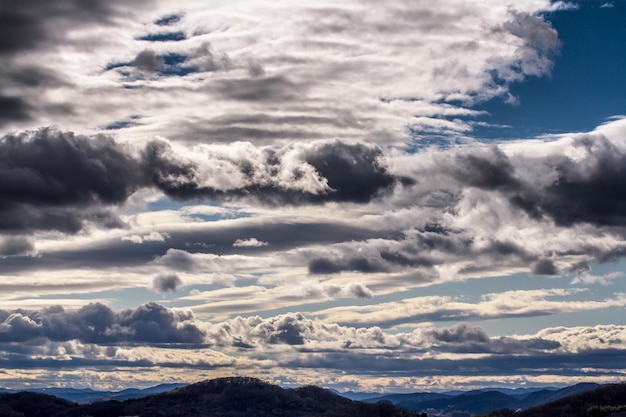 Vue panoramique du paysage contre un ciel nuageux