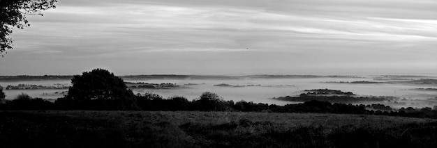 Photo vue panoramique du paysage contre le ciel par temps brumeux