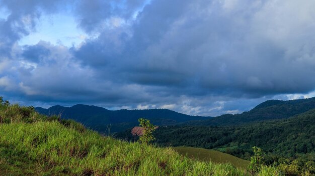 Vue panoramique du paysage contre le ciel