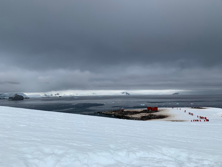 Photo vue panoramique du paysage couvert de neige contre le ciel