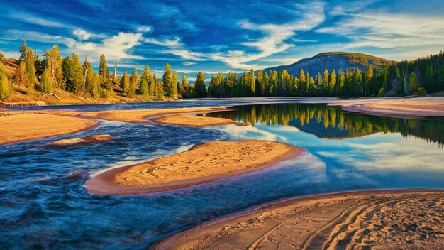 Vue panoramique du paysage, du désert, du lac et du reflet du ciel avec la plage fluviale