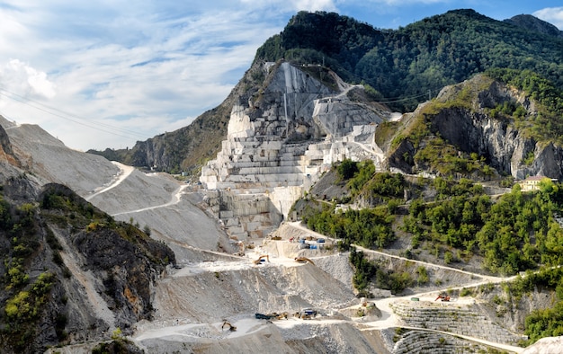 Vue panoramique du paysage de l'exploitation de marbre de Carrare montrant les montagnes et les terrasses de pierre blanche excavées