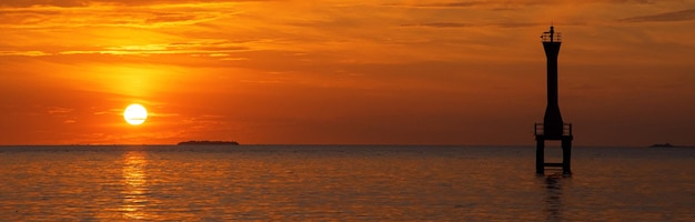 Vue panoramique du paysage marin avec ciel coucher de soleil