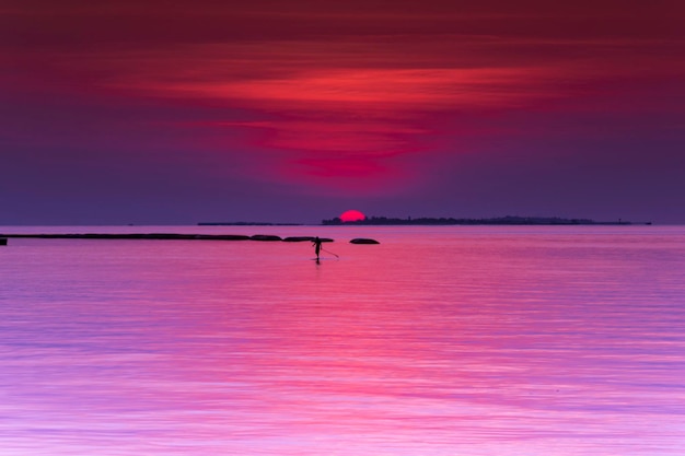 Vue panoramique du paysage marin contre un ciel spectaculaire au coucher du soleil