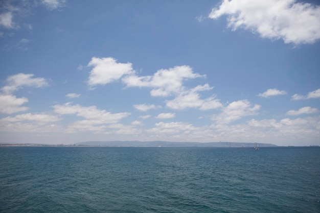 Vue panoramique du paysage marin contre le ciel.