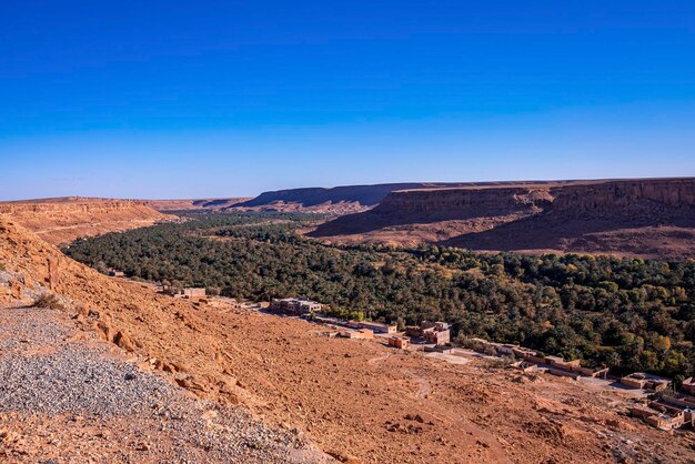 Vue panoramique du paysage avec des montagnes contre un ciel bleu clair