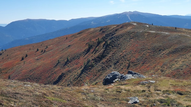 Vue panoramique du paysage et des montagnes contre le ciel