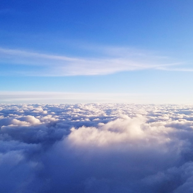 Vue panoramique du paysage nuageux contre le ciel bleu