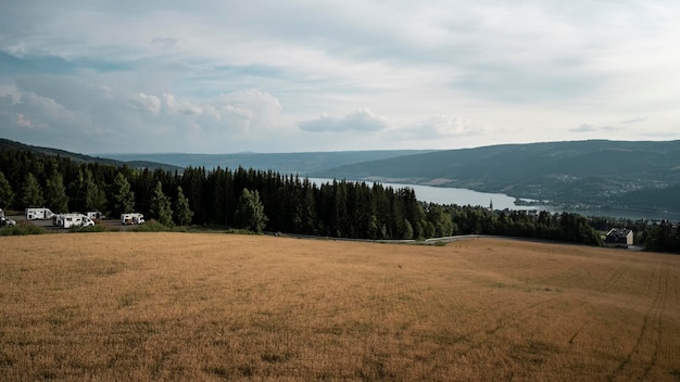 Vue panoramique du paysage scandinave sur fond de chaîne de montagnes