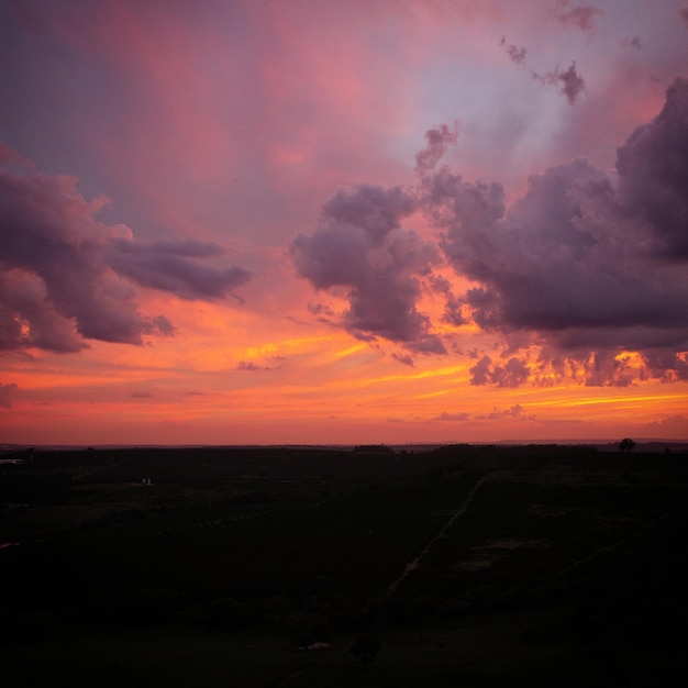 Photo vue panoramique du paysage en silhouette contre le ciel au coucher du soleil