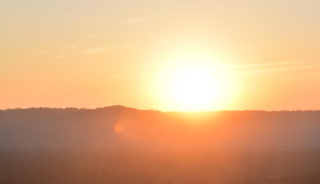 Vue panoramique du paysage en silhouette contre le ciel au coucher du soleil