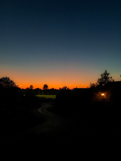 Photo vue panoramique du paysage en silhouette contre un ciel clair au coucher du soleil