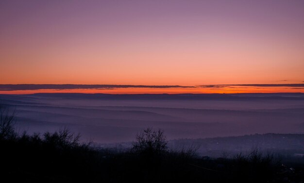 Photo vue panoramique du paysage en silhouette contre le ciel romantique au coucher du soleil