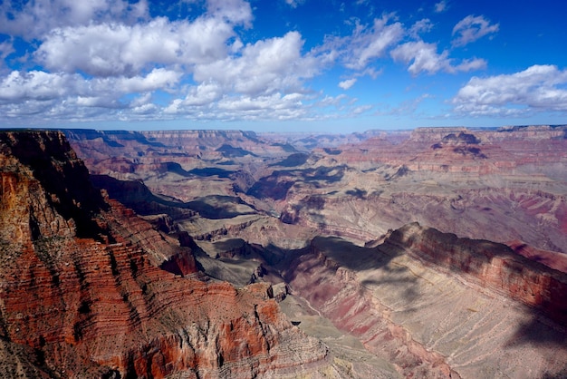 Vue panoramique du paysage spectaculaire contre le ciel